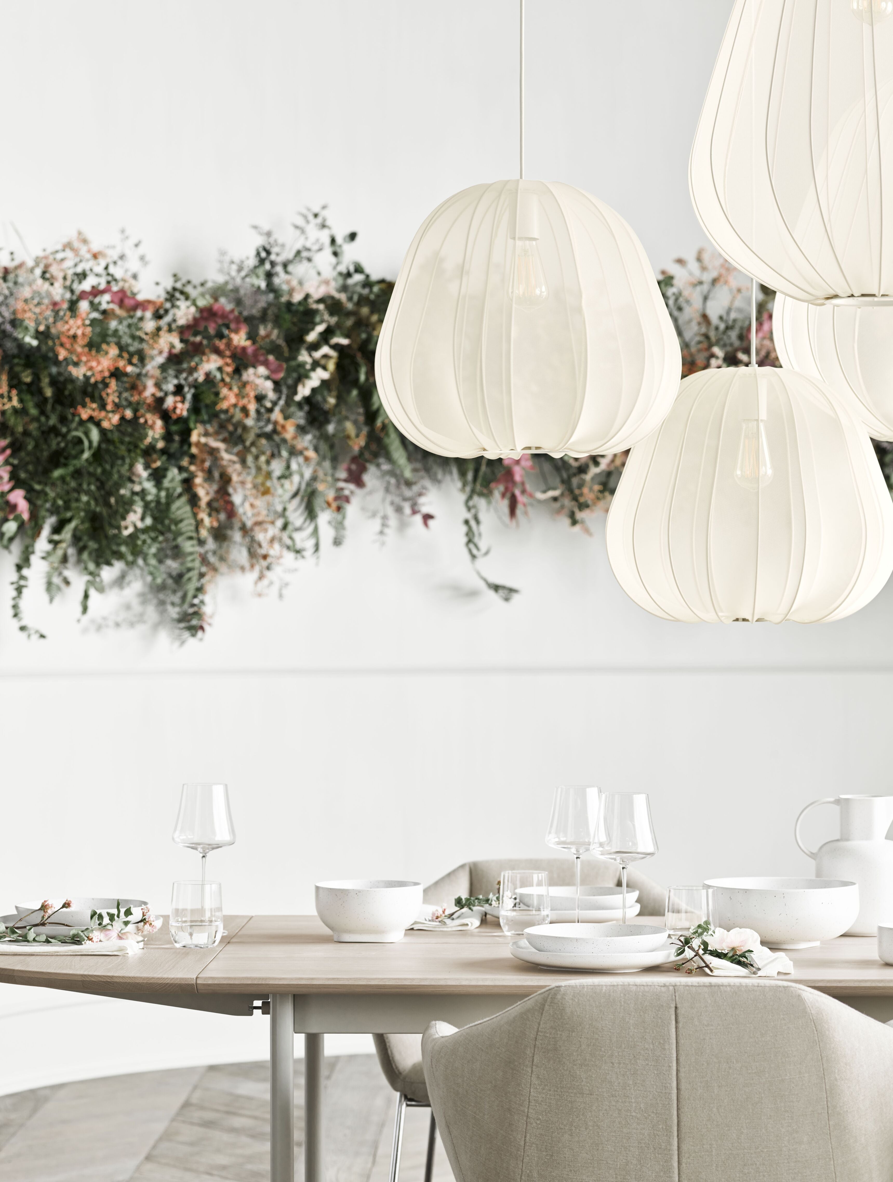 KIMONO stoel met een zwart gelakte stalen basis