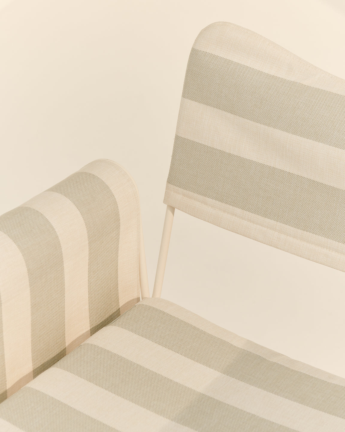 TROPIQUE Gartenstuhl beige und weiß mit weißem Stahlgestell