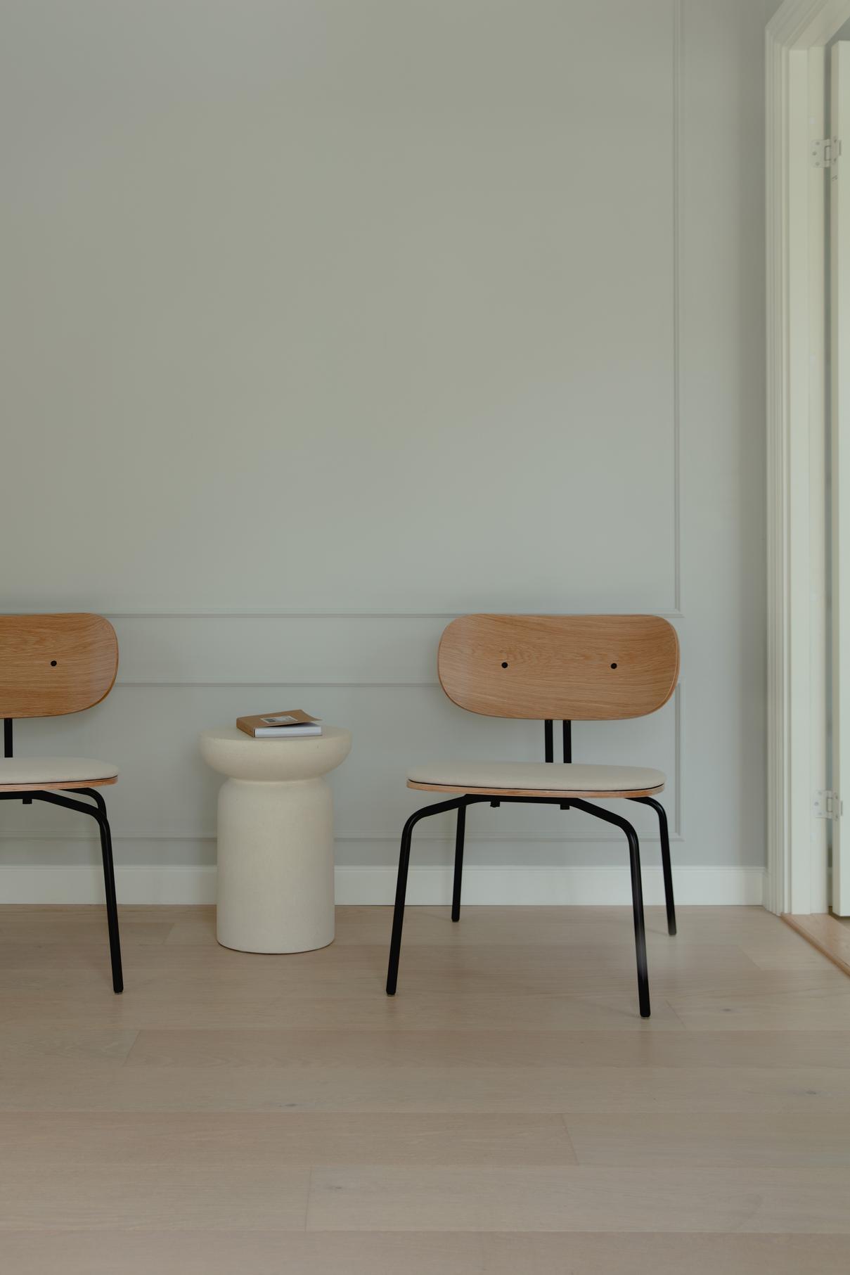 Anthracite curious armchair with a black base