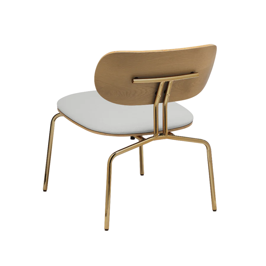 Neugieriger babyblauer Sessel mit einer goldenen Basis