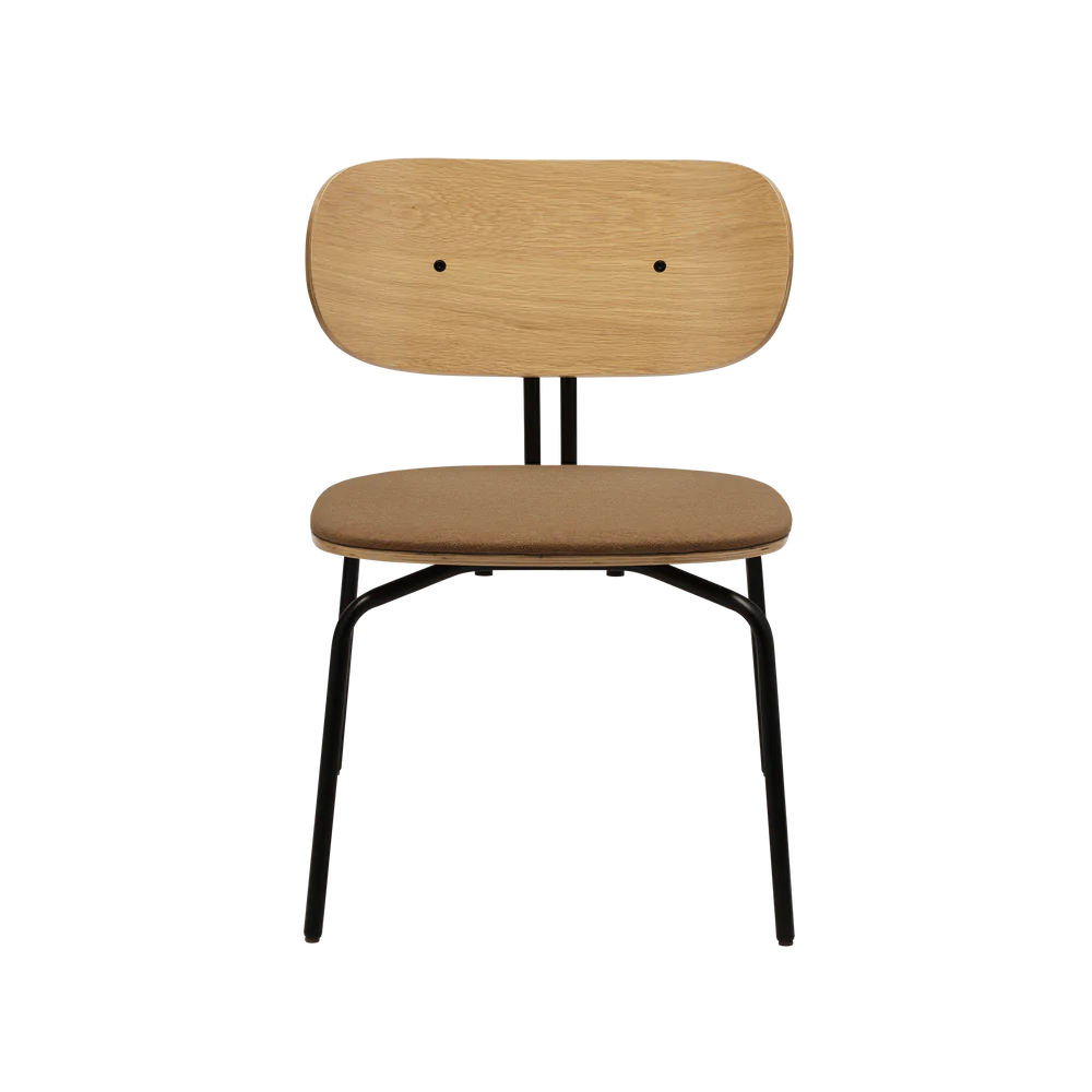 Neugieriger Kinostuhl mit einer schwarzen Basis