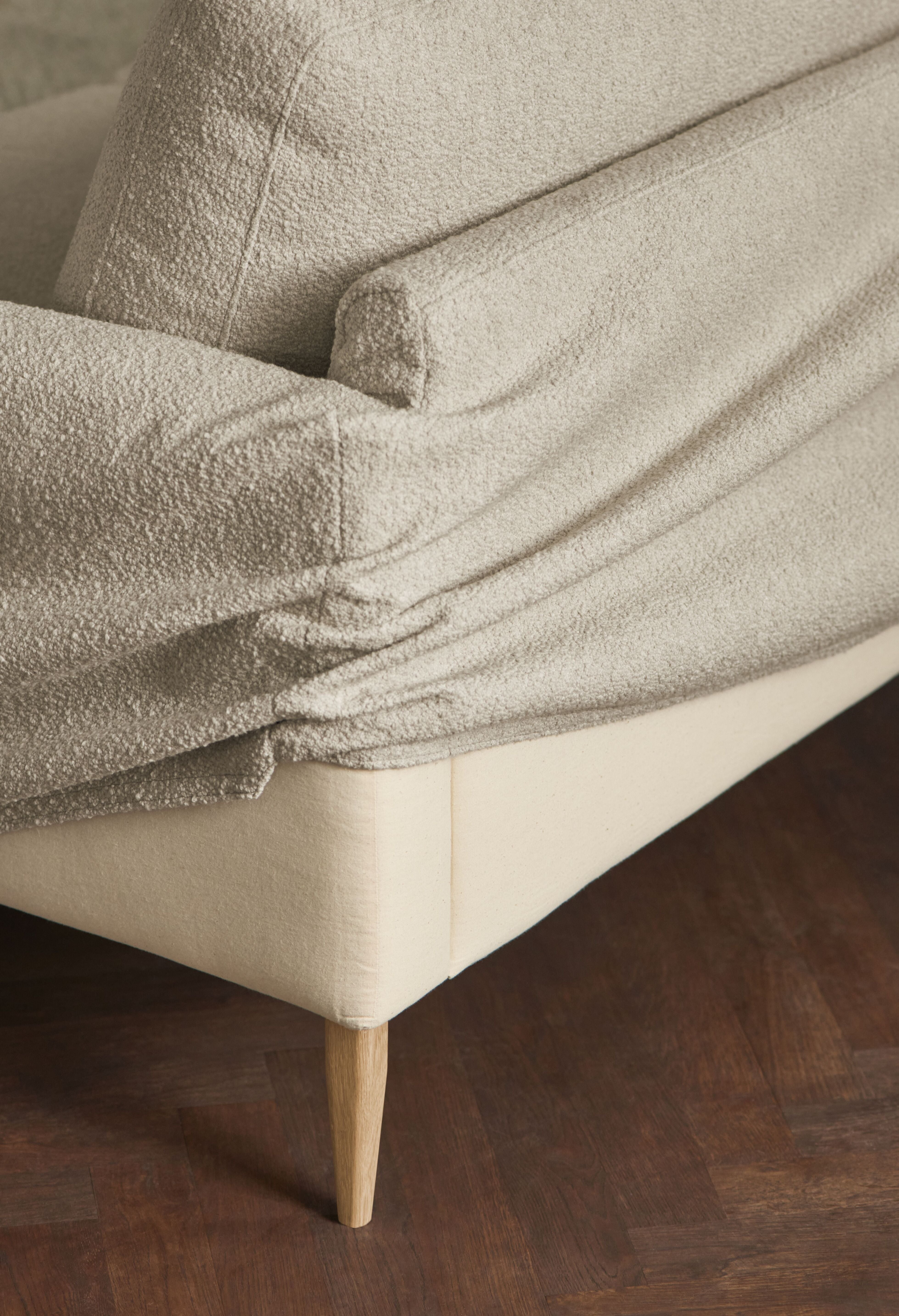 Links hoekbank VENEDA SLIM met donkere eiken basis