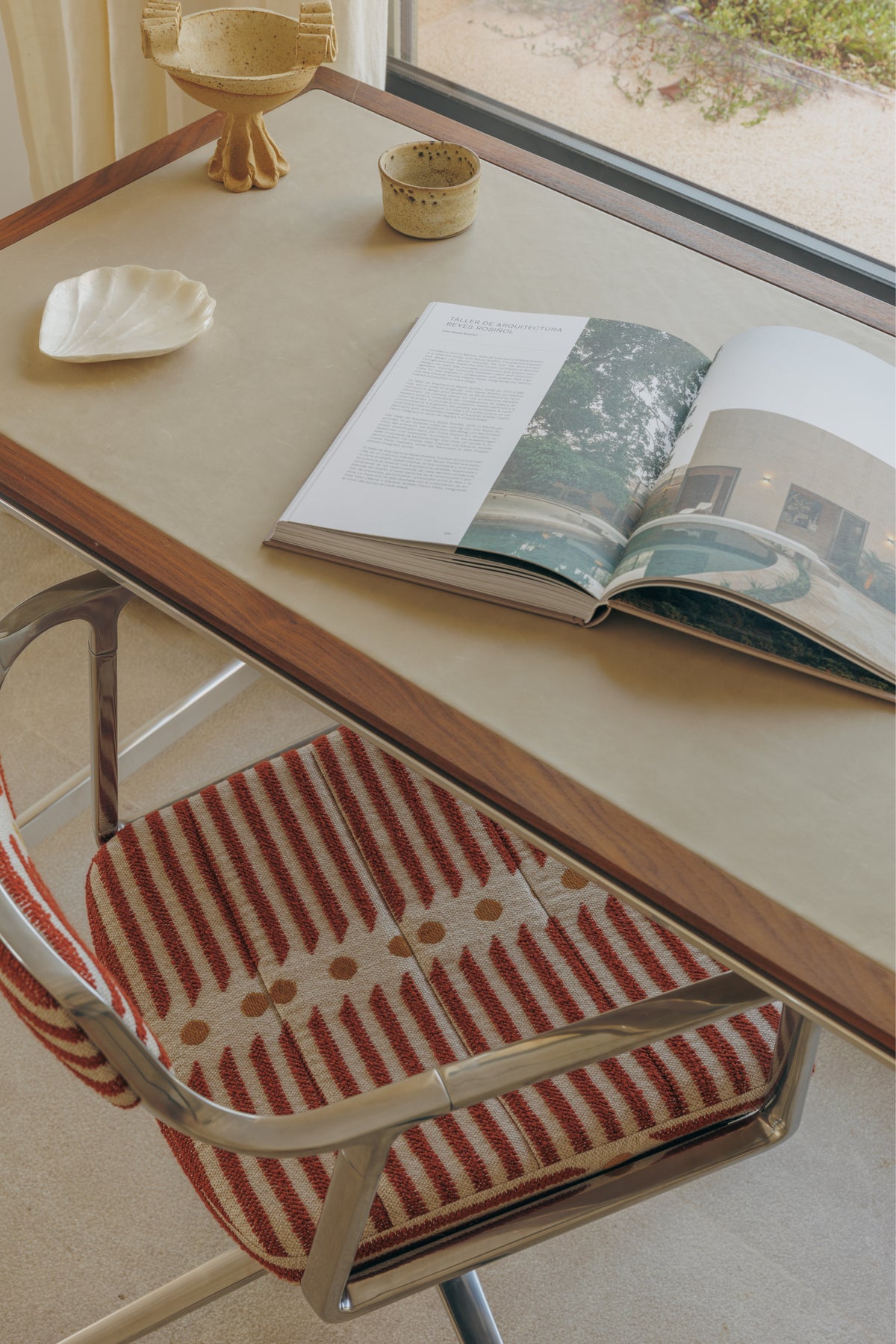 Bureau stoel 452 – MALLORCA beige en rood met metalen basis