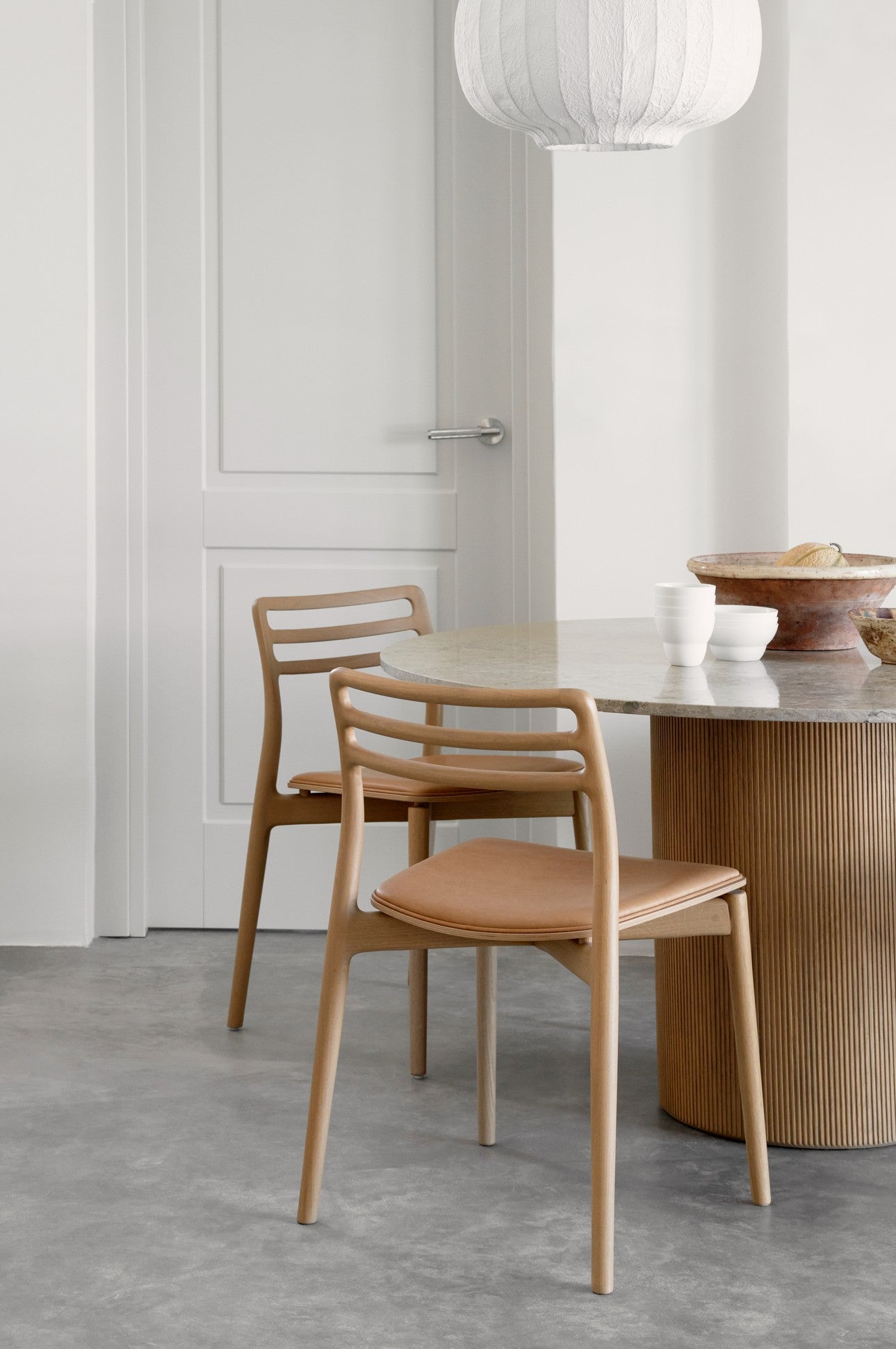 Stoel CABIN karamel leer met lichte eiken basis