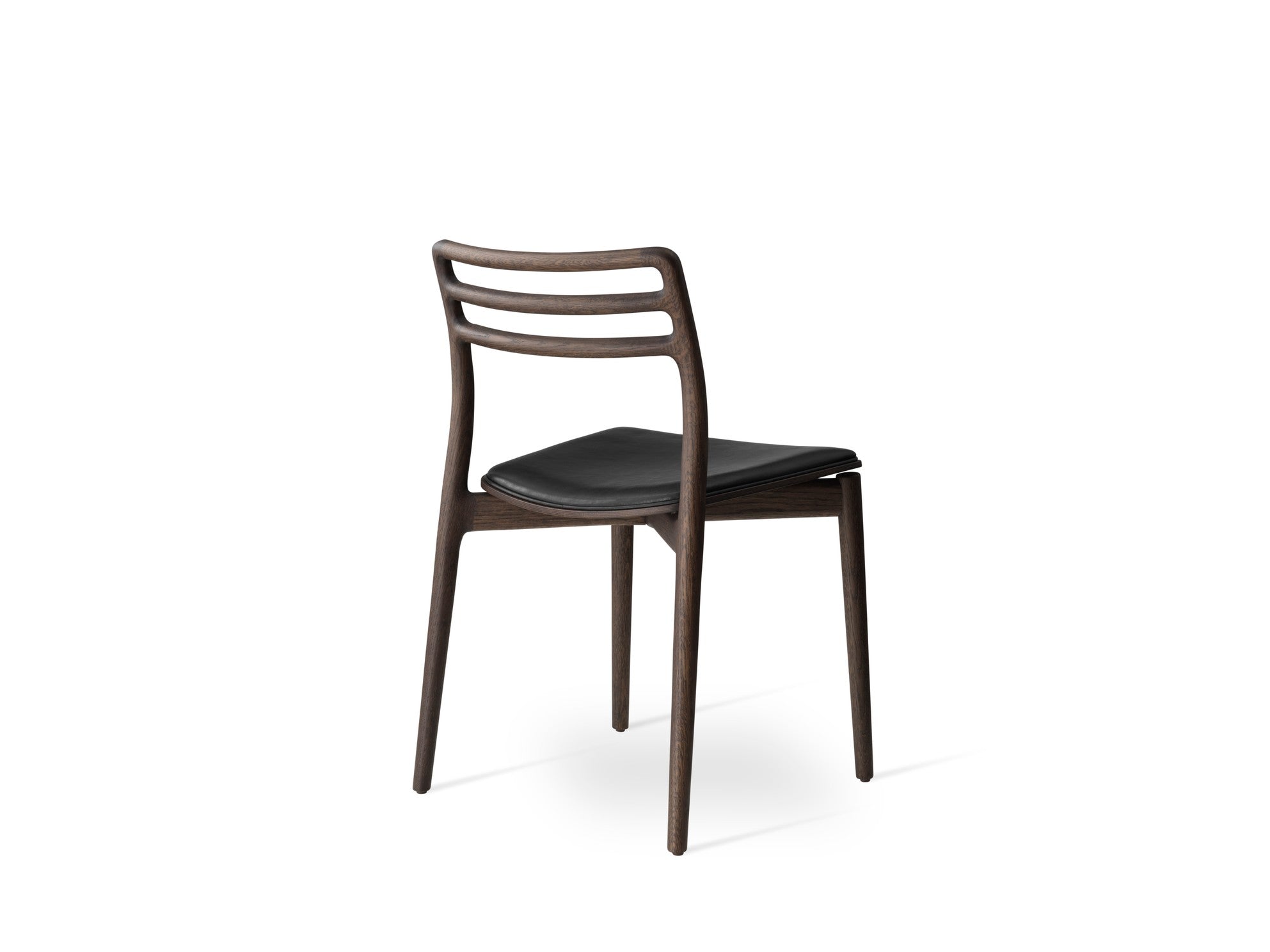 Stoel CABIN zwart leer met een donkere eiken basis