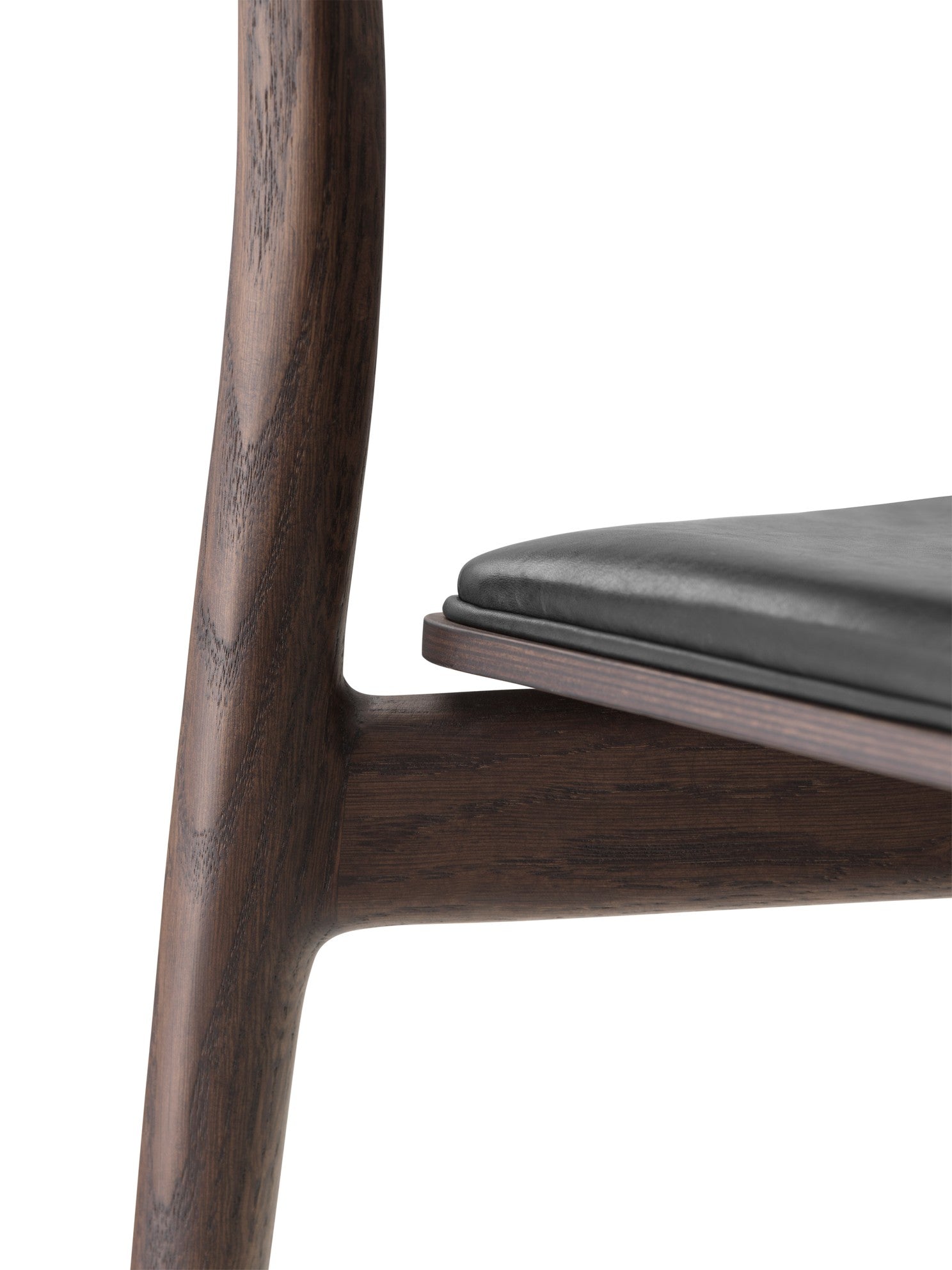 Stoel CABIN zwart leer met een donkere eiken basis