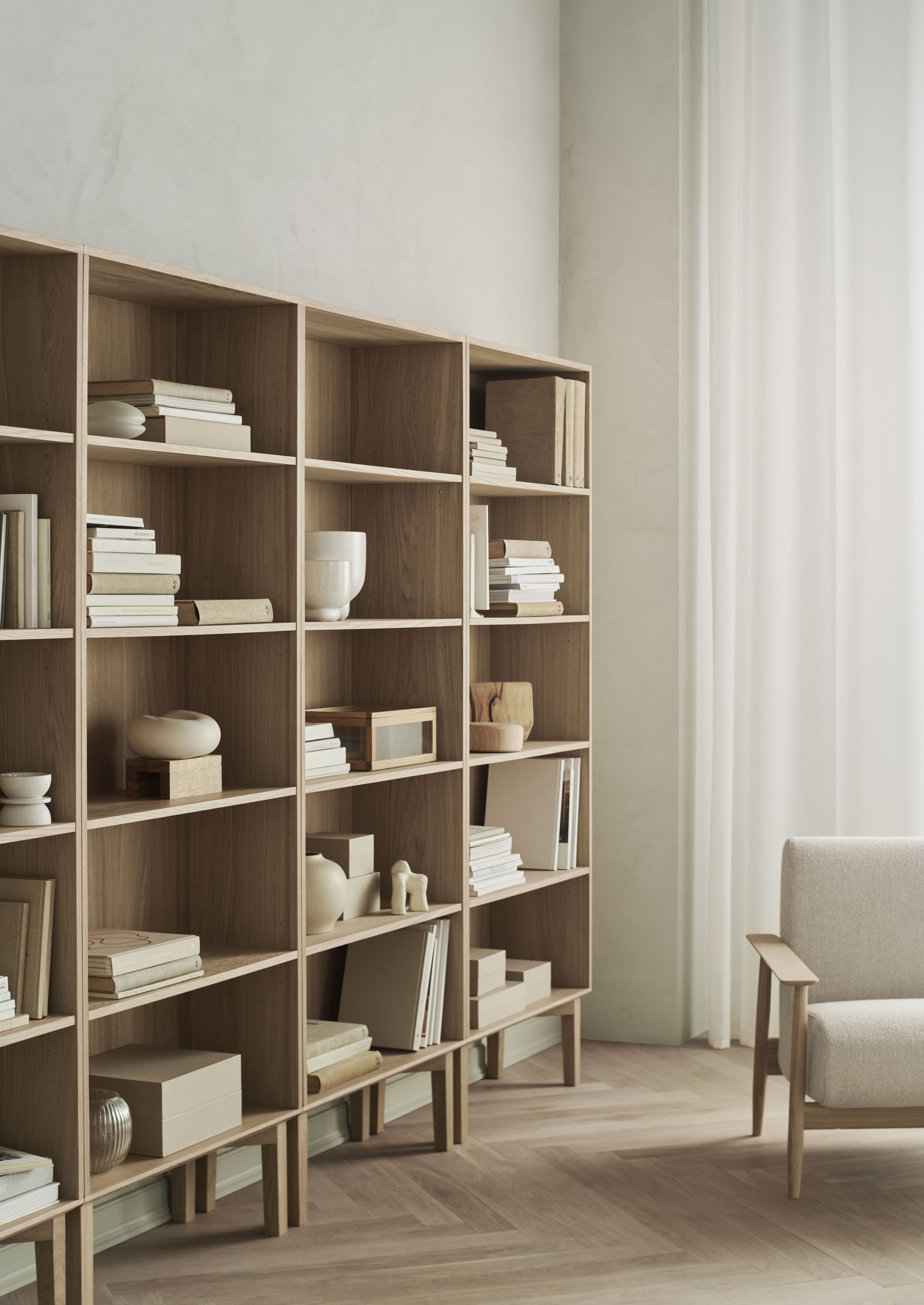 Gestoffeerde fauteuil VISTI met eikenhouten basis