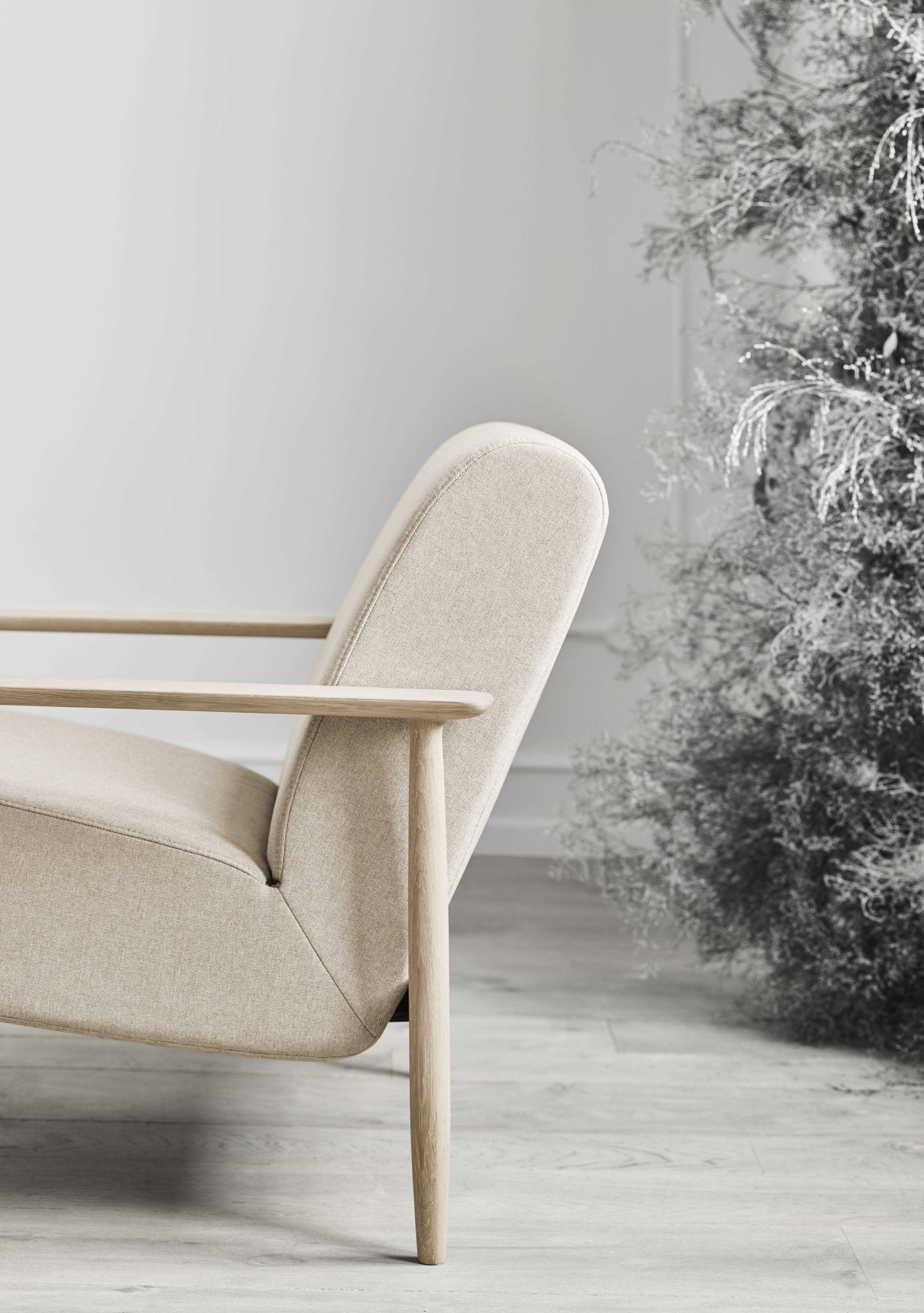 Gestoffeerde fauteuil VISTI met eikenhouten basis