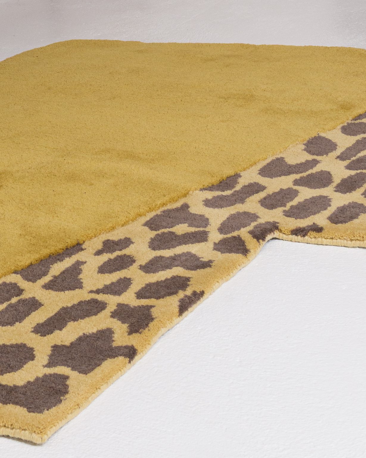 Asymmetrisch decoratief tapijt WILD MIST warme oker