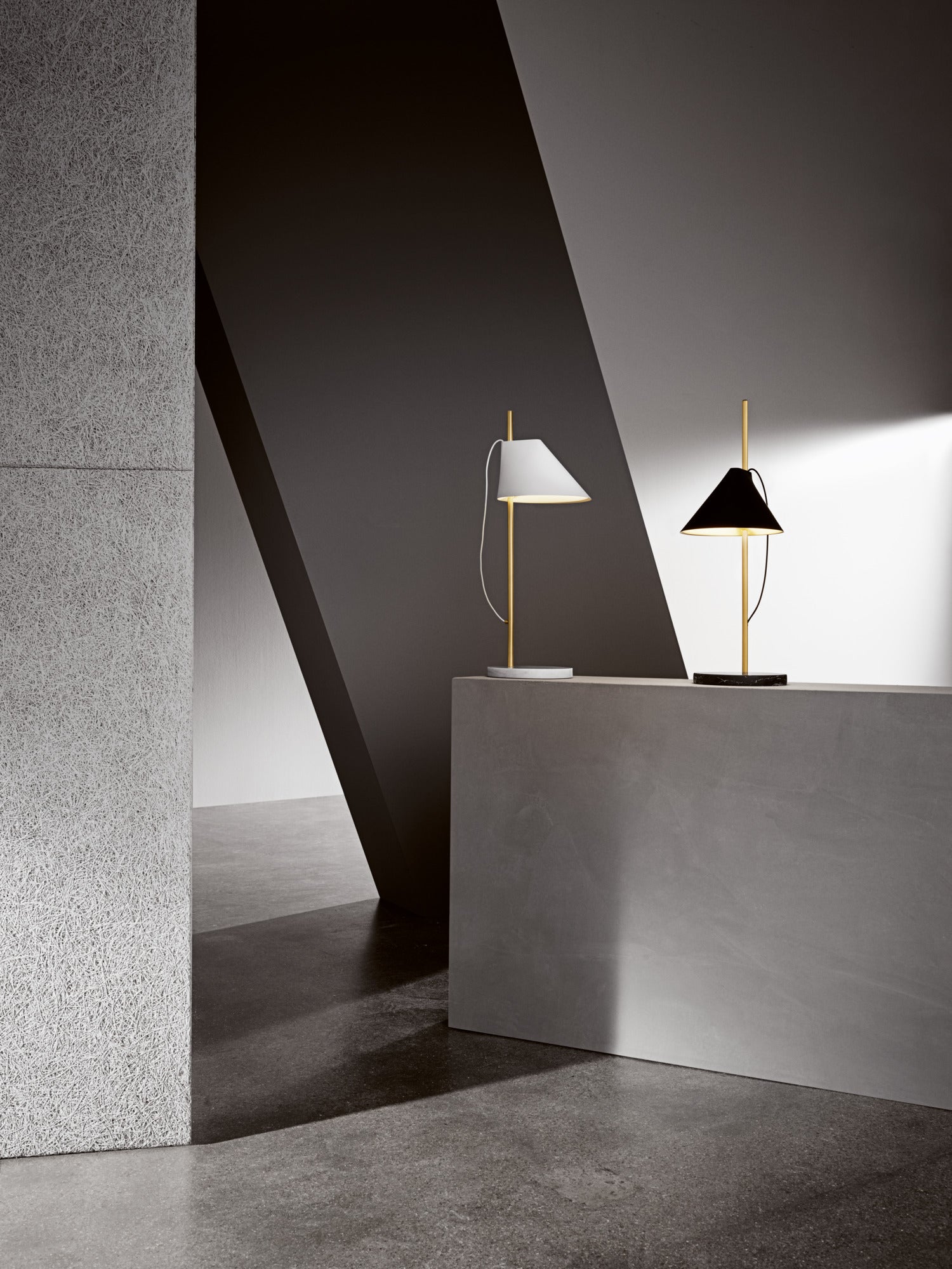 YUH Table Lamp Black with Brass Base