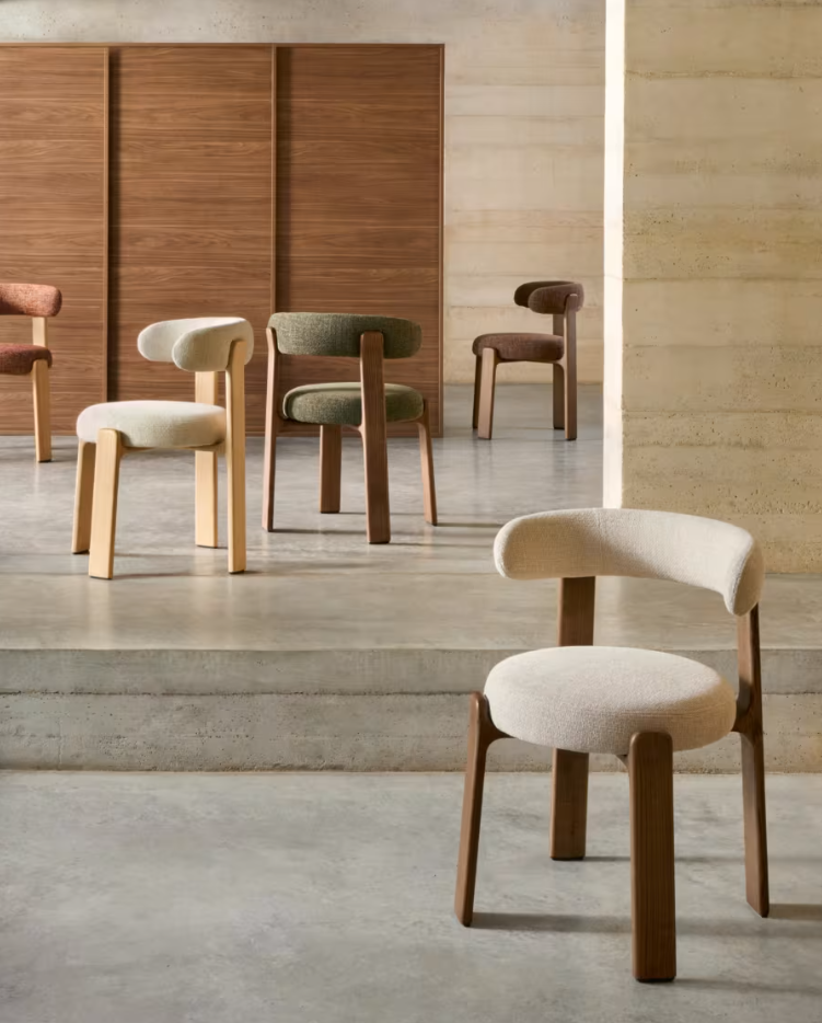 Stoel GRANITE groene chenille met een donkere essen basis