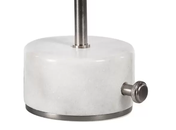 Schwarze Tischlampe mit einer silbernen Basis