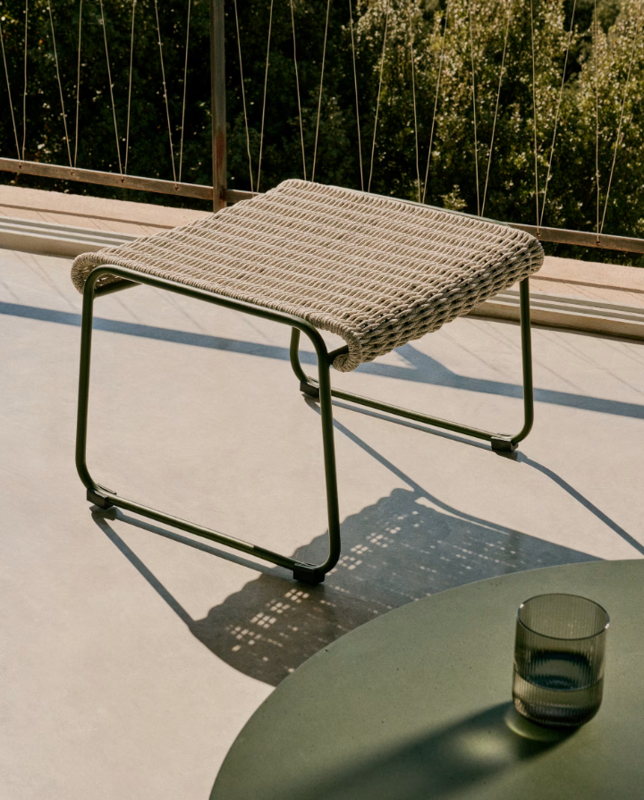 Buitenpoef MAURINA grijs met groene stalen basis