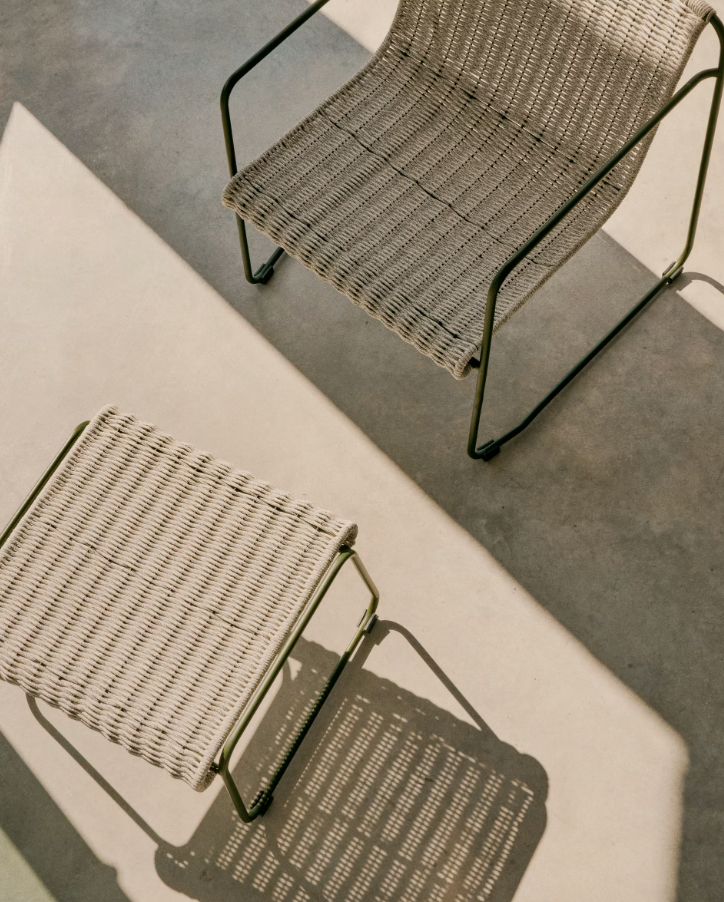 Buitenpoef MAURINA grijs met groene stalen basis