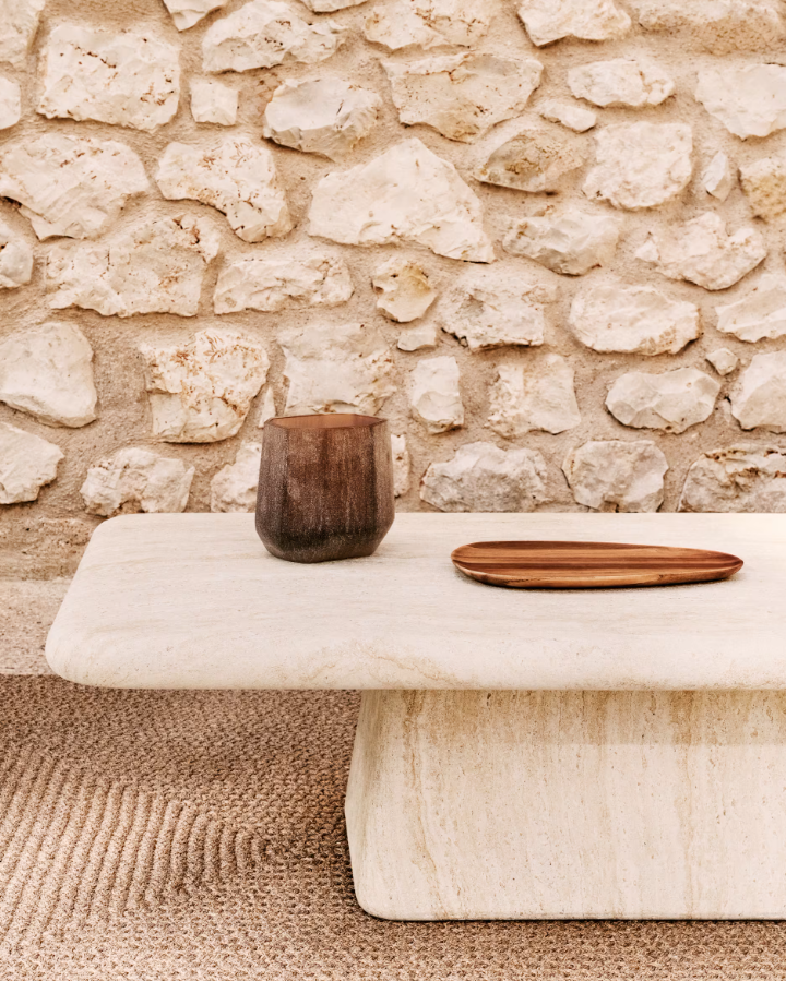 Buiten koffie tafel DRASI cement dat travertijn imiteert