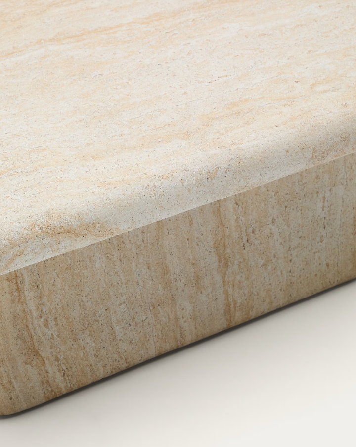 Buiten koffie tafel DRASI cement dat travertijn imiteert