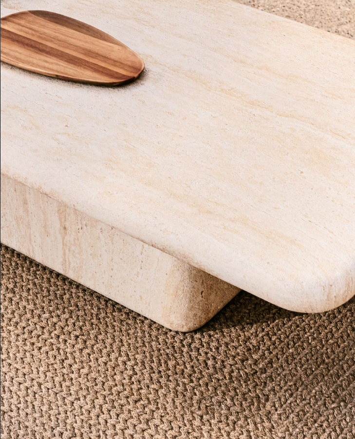 Buiten koffie tafel DRASI cement dat travertijn imiteert