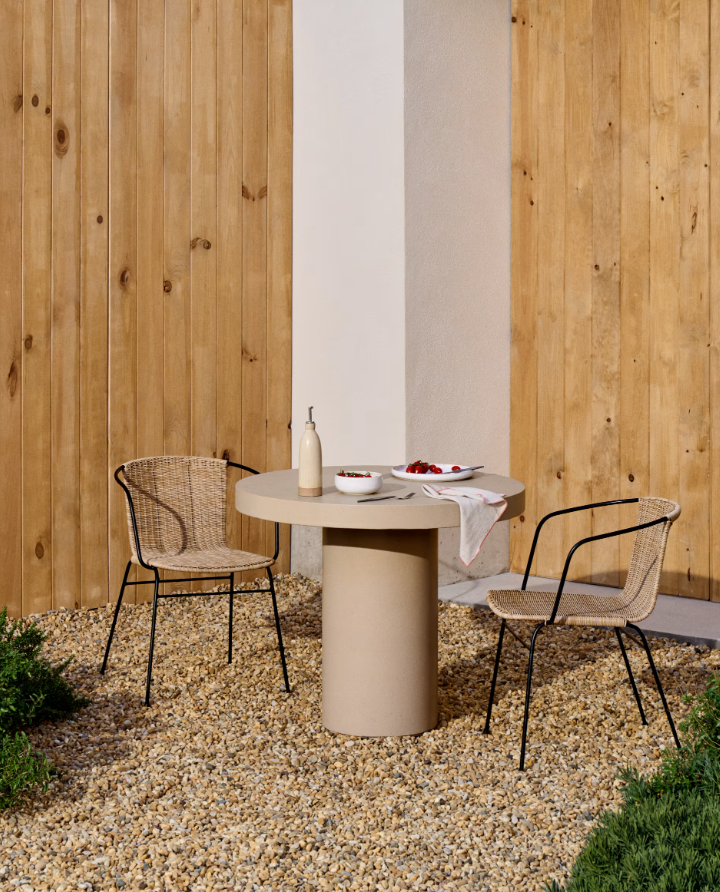 Beige cementen tuintafel AIGUABLAVA