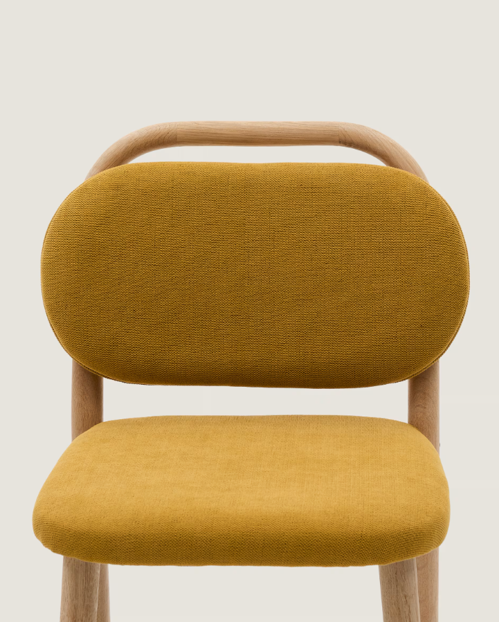 Hocker HELDA mosterdkleurig chenille met eiken basis