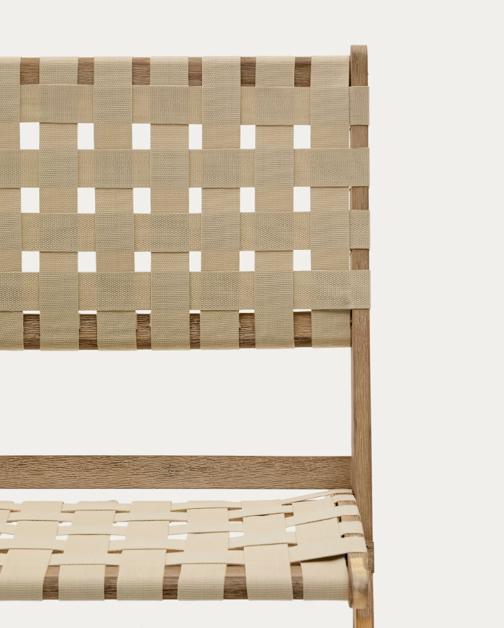 Opvouwbare tuinfauteuil CHABELI van massief acaciahout met een crèmekleurige afwerking