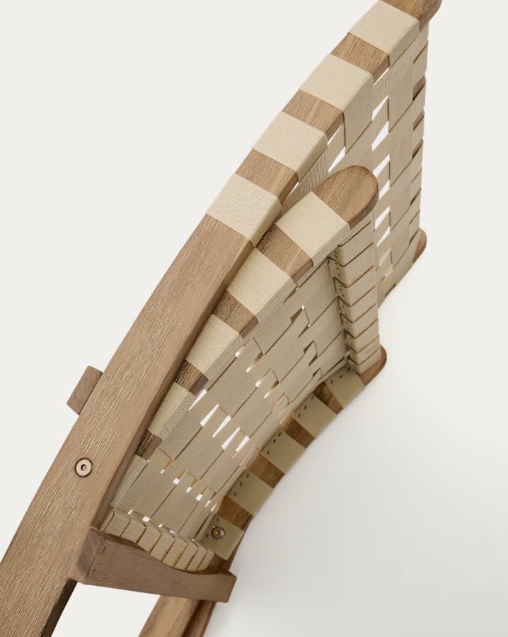 Opvouwbare tuinfauteuil CHABELI van massief acaciahout met een crèmekleurige afwerking