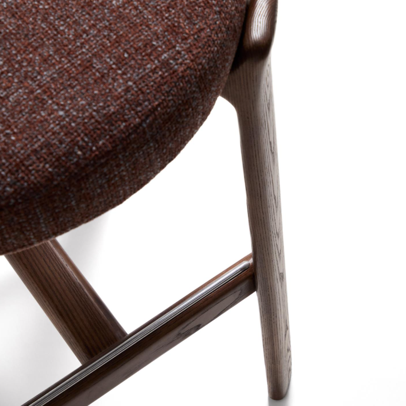 Hocker GRANITE bruin chenille met een donkere essen basis