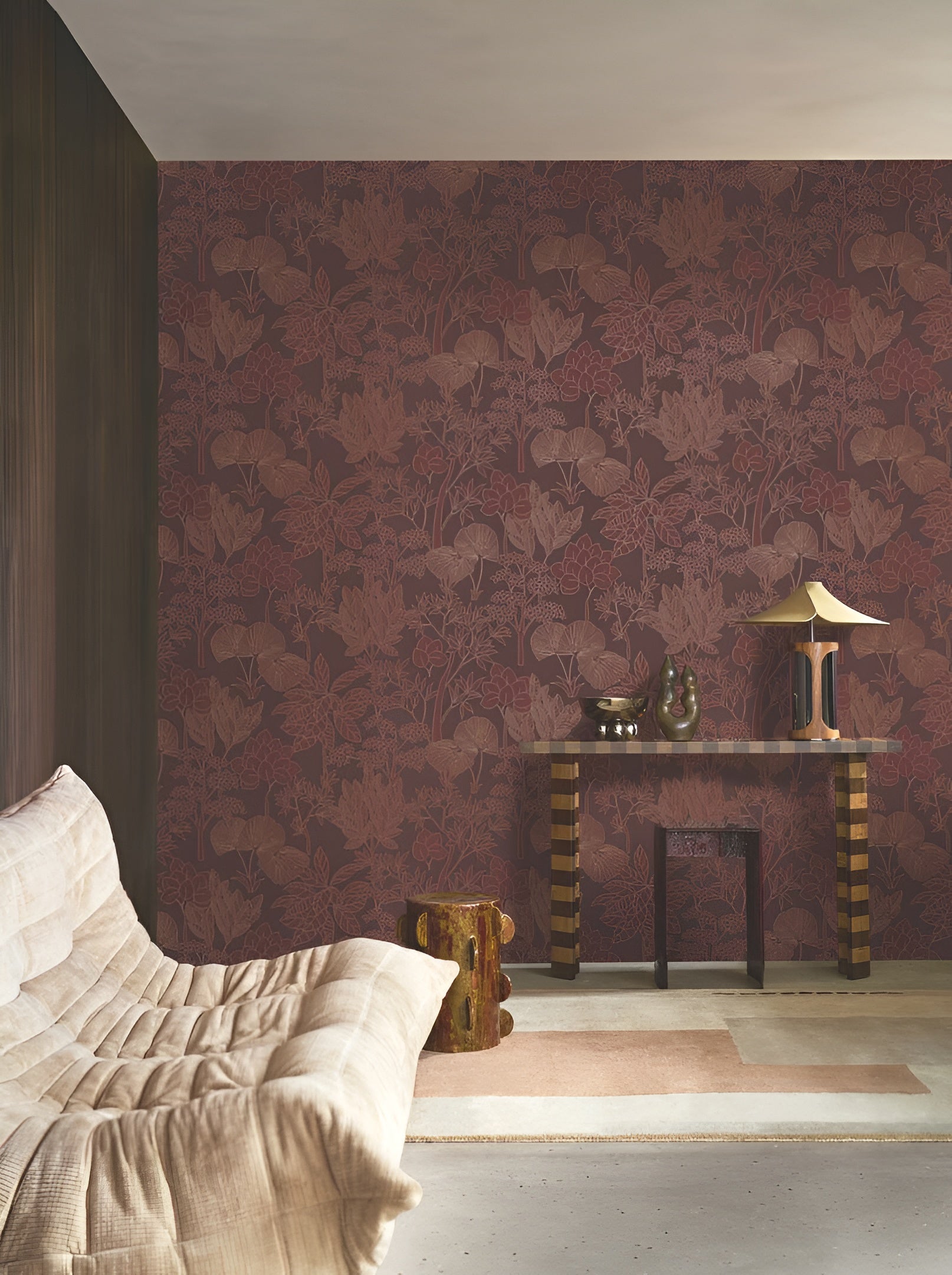 Structural wallpaper with a floral pattern of leaves and flowers INARA - AMANDE/DORÉ light beige