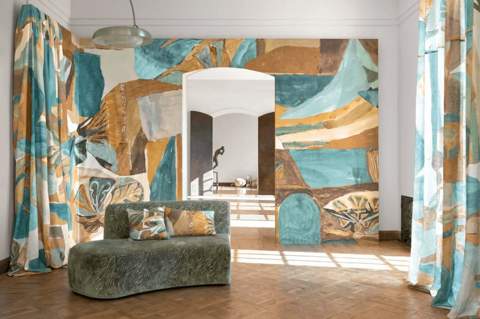 Abstrakte textile Wandgestaltung mit pflanzlichem Motiv JARDIN DANSÉ - BLEU PERSAN AMBRE blau mit Gold