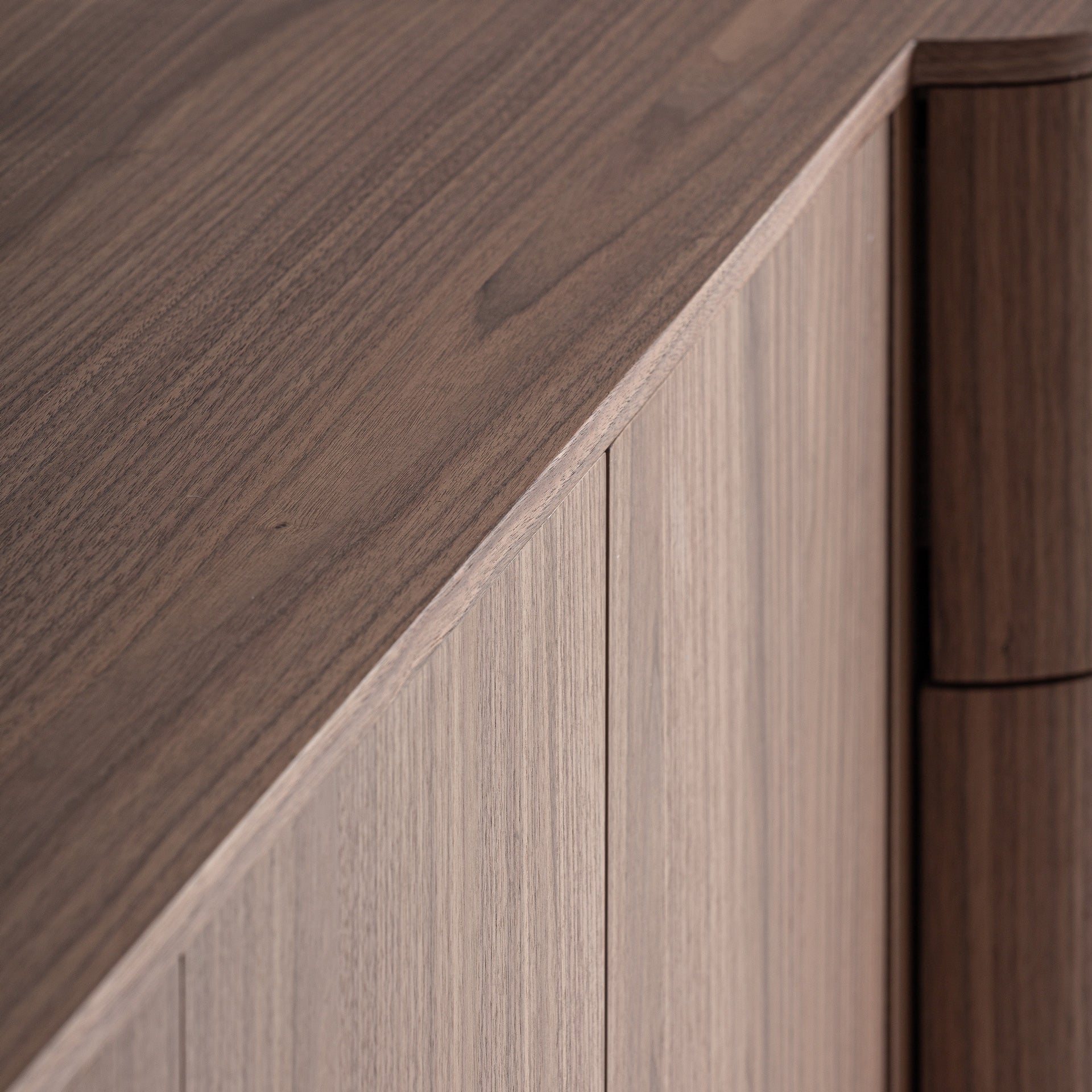Komoda KEXBY fornir orzechowy do salonu – Vical