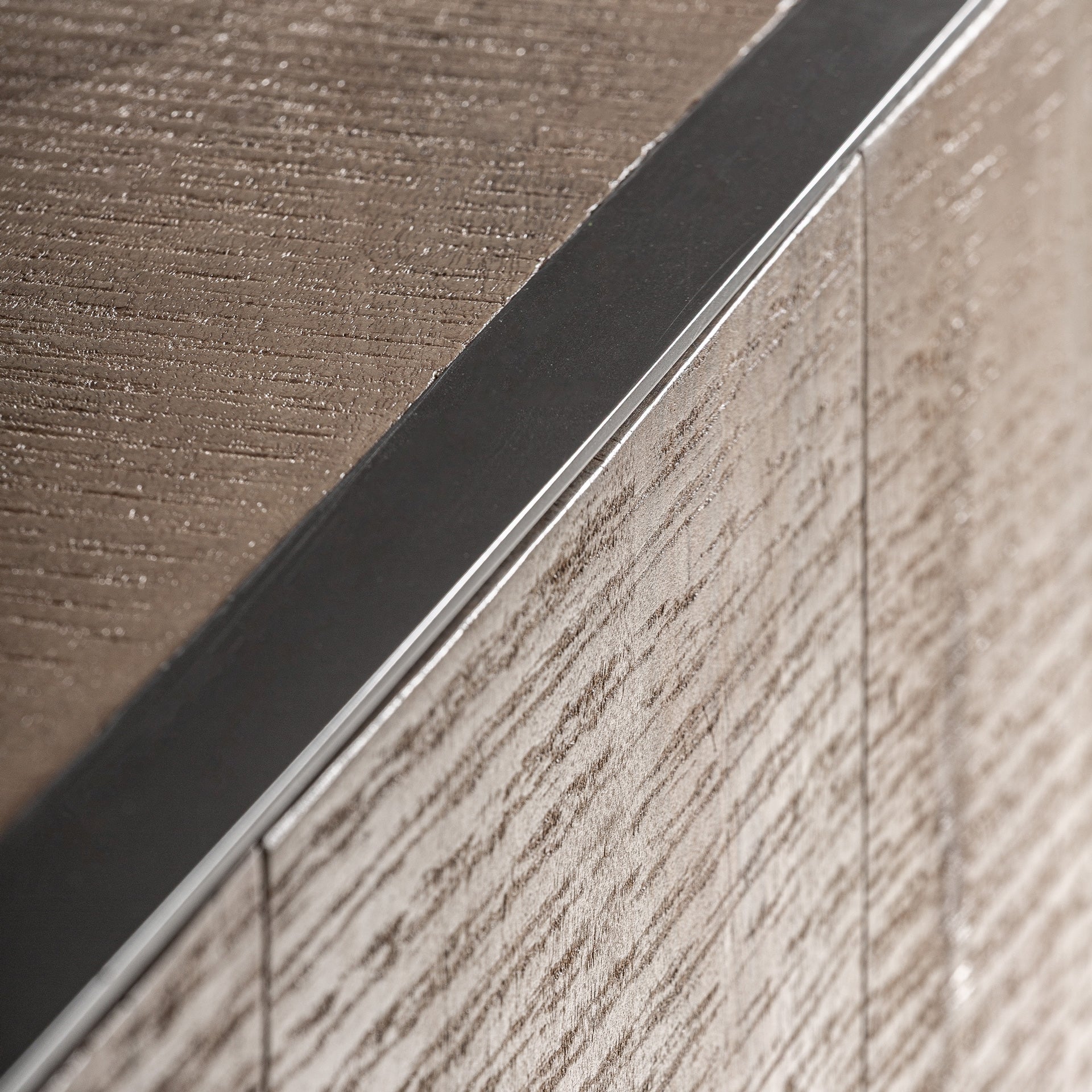 Kommode KREFELD aus Mangoholz mit Eisenfinish