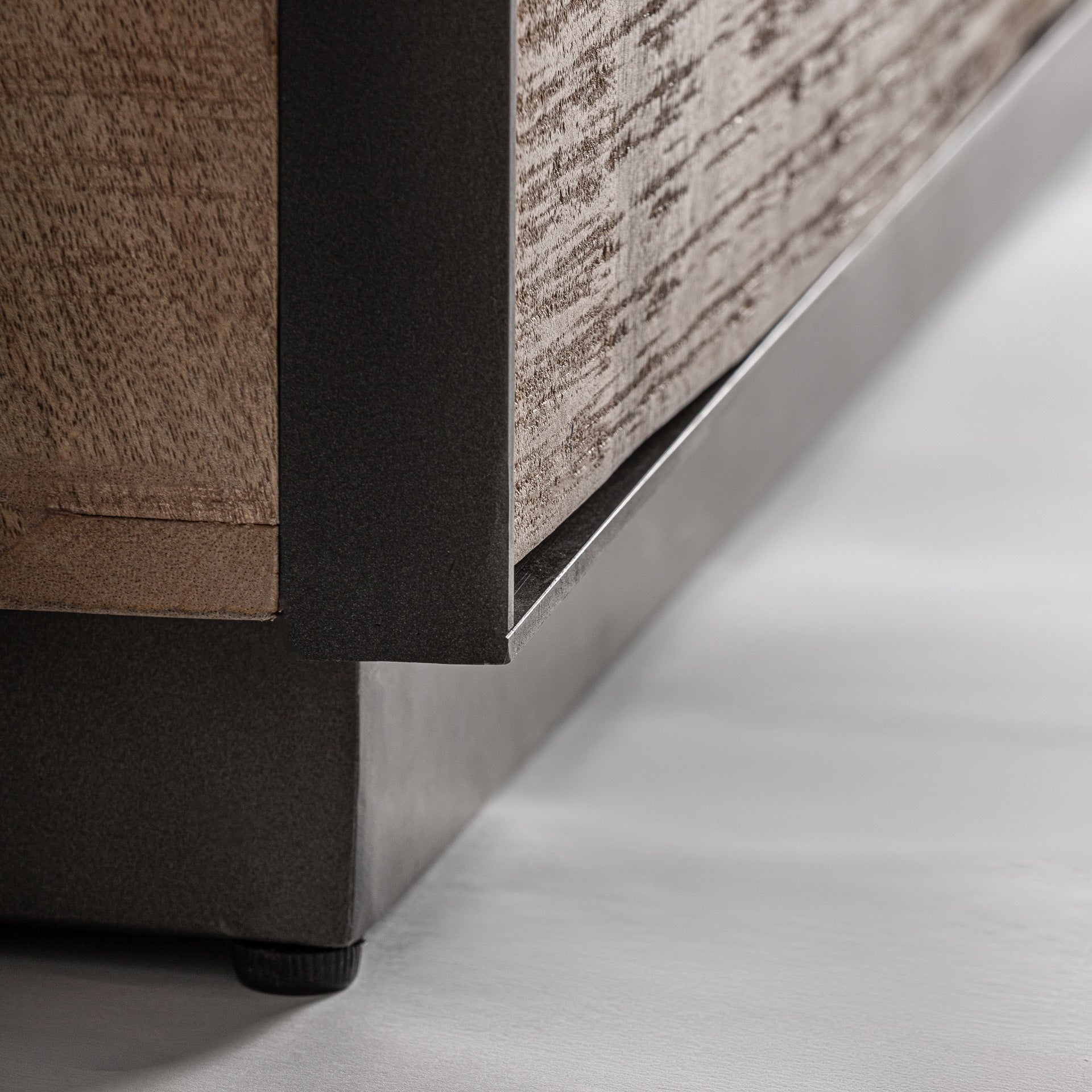 Kommode KREFELD aus Mangoholz mit Eisenfinish