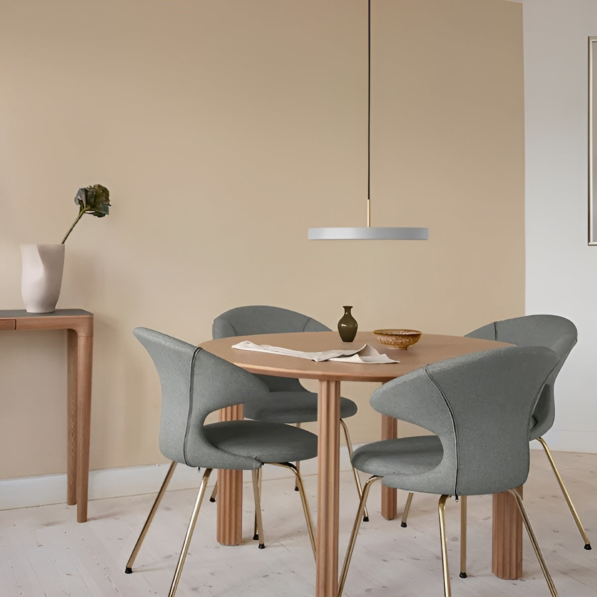 Hanglamp ASTERIA PLUS lichtgrijs met gouden inzetstuk