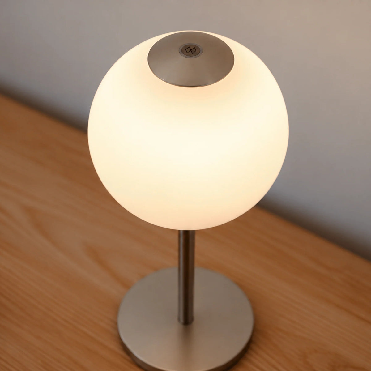 Draagbare lamp AUDREY MOVE wit met een gouden inzet