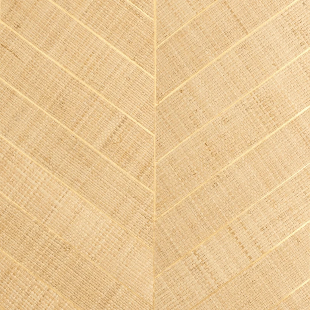 Natürliche Tapete mit geometrischem Fischgrätmuster aus Raphia MERINA - NATUREL DORÉ hellbraun mit Gold