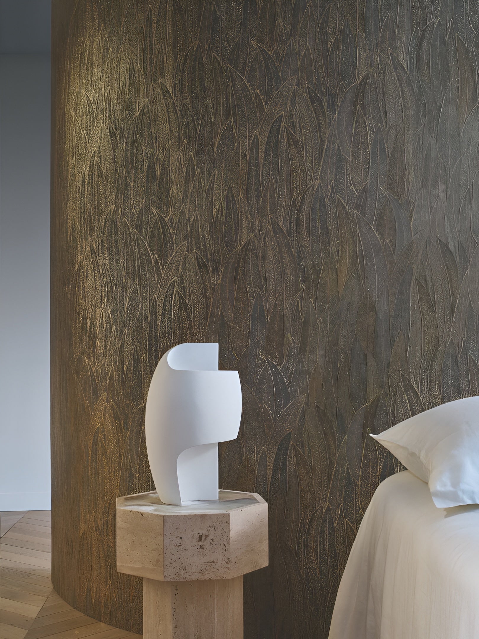 Metalen behang met eucalyptusbladmotief CINEREA - ANTHRACITE/DORÉ antraciet met goud