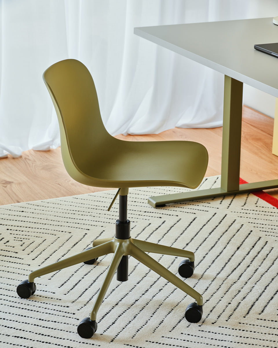 Baltic 2 Basic Drehstuhl Verstellbare Basis mit Rädern auf der harten Oberfläche