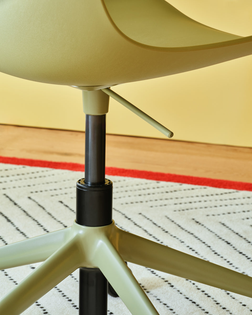 Baltic 2 Basic Drehstuhl Verstellbare Basis mit Rädern auf einer weichen Oberfläche