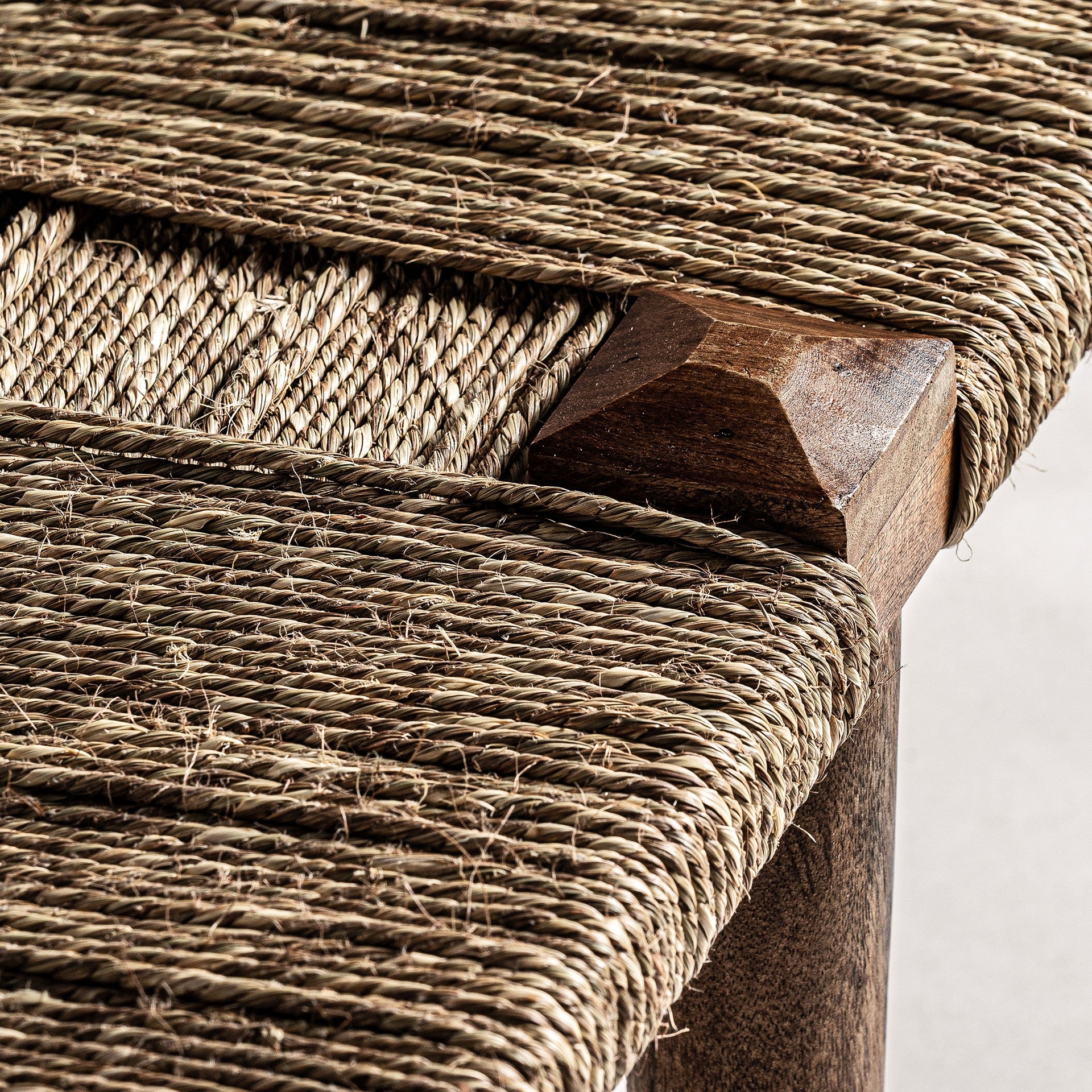 TASSAROLO dubbele bank van mango hout met jute zitting