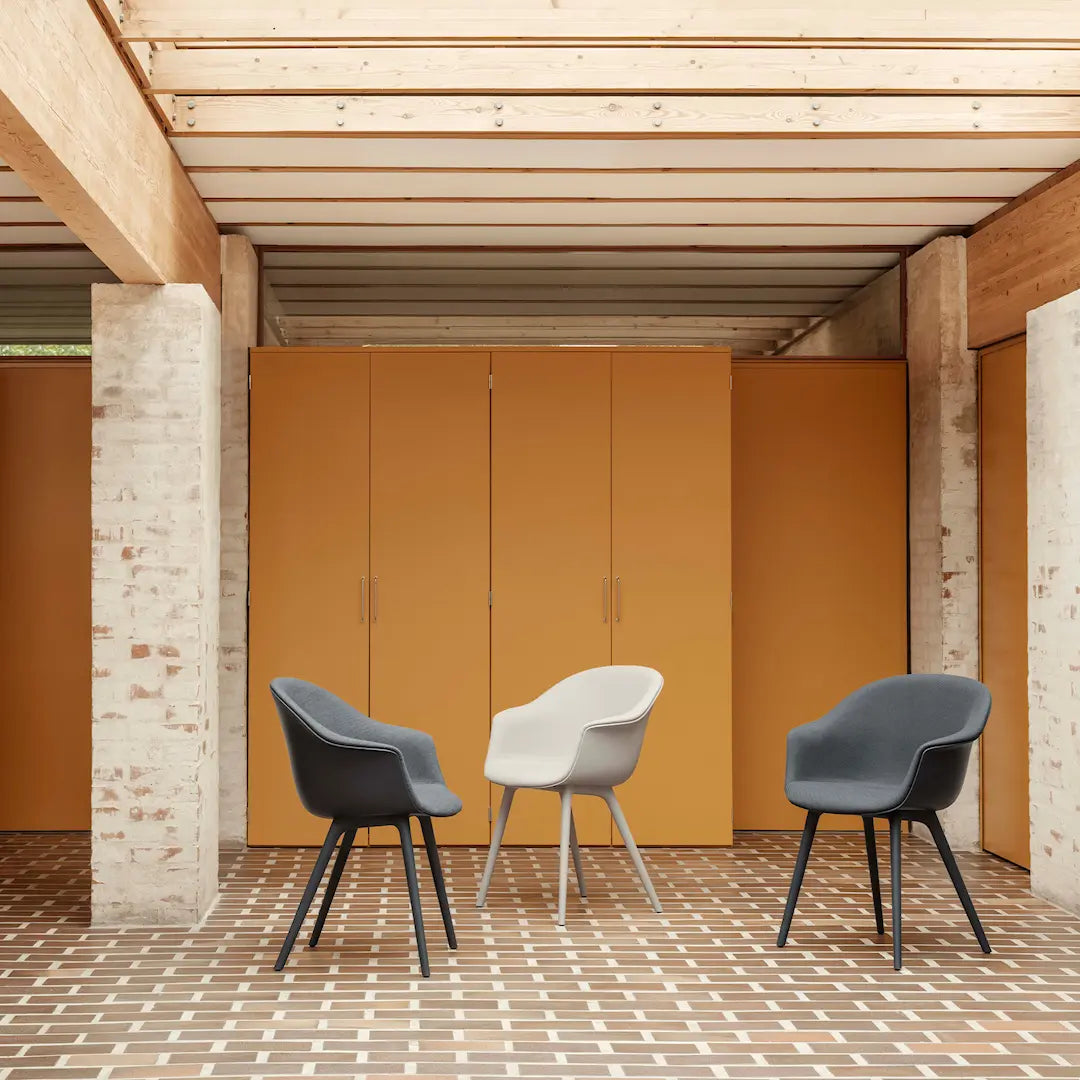 Stoel BAT donkergrijs met metalen basis