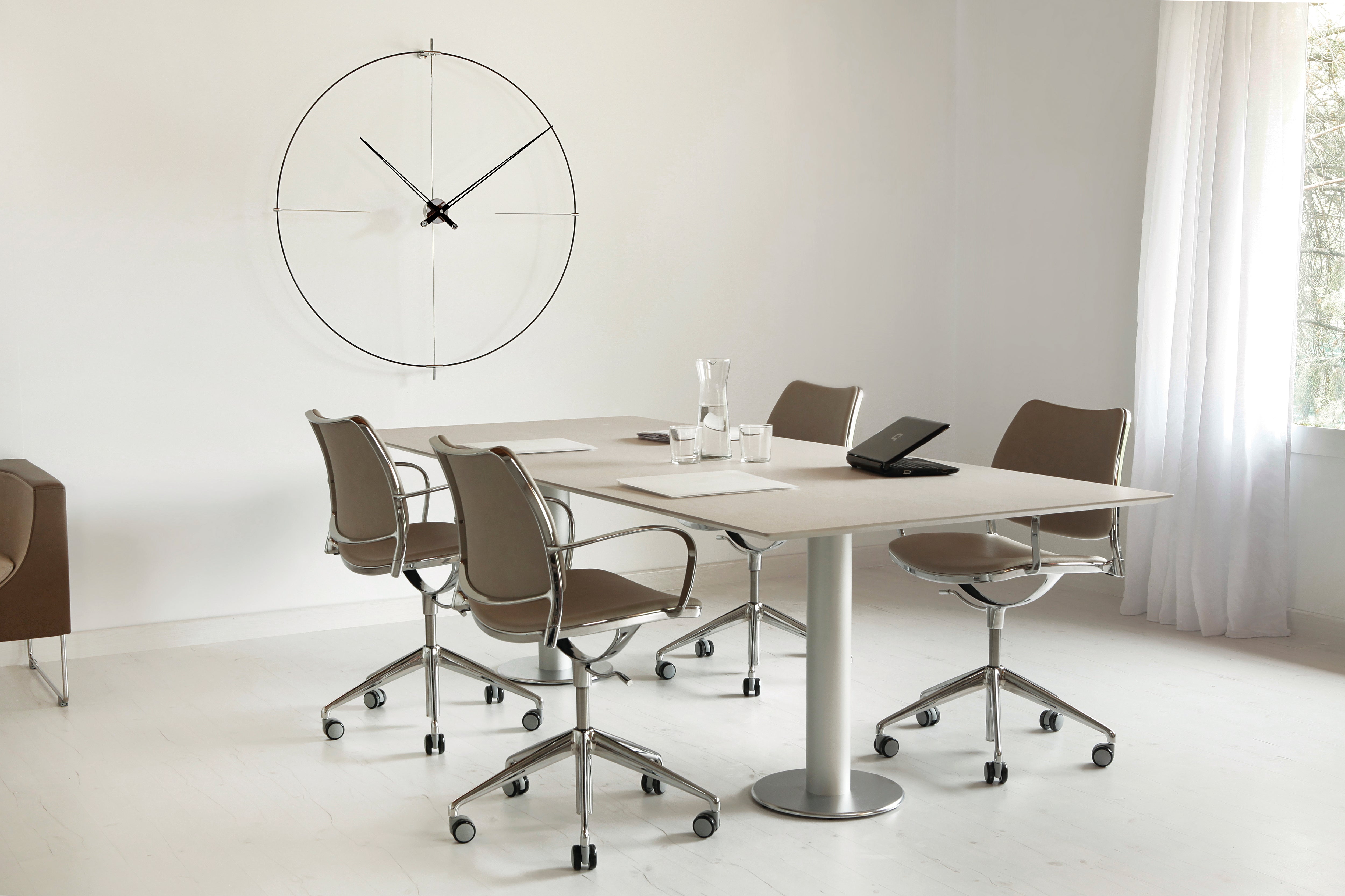 Wanduhr BILBAO aus schwarzem Nussbaumholz mit Schwarz und Chrom