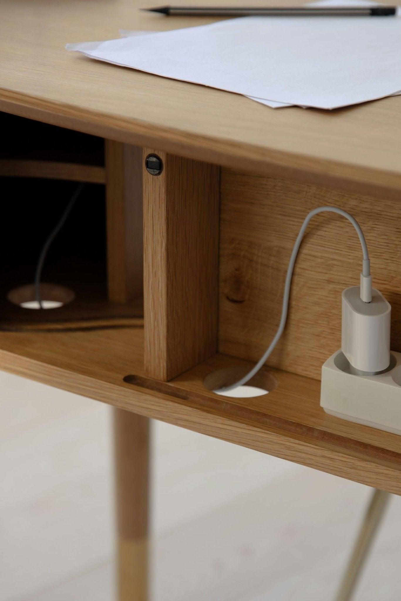 Biurko AUDACIOUS karmelowy z dębem UMAGE Eye on Design