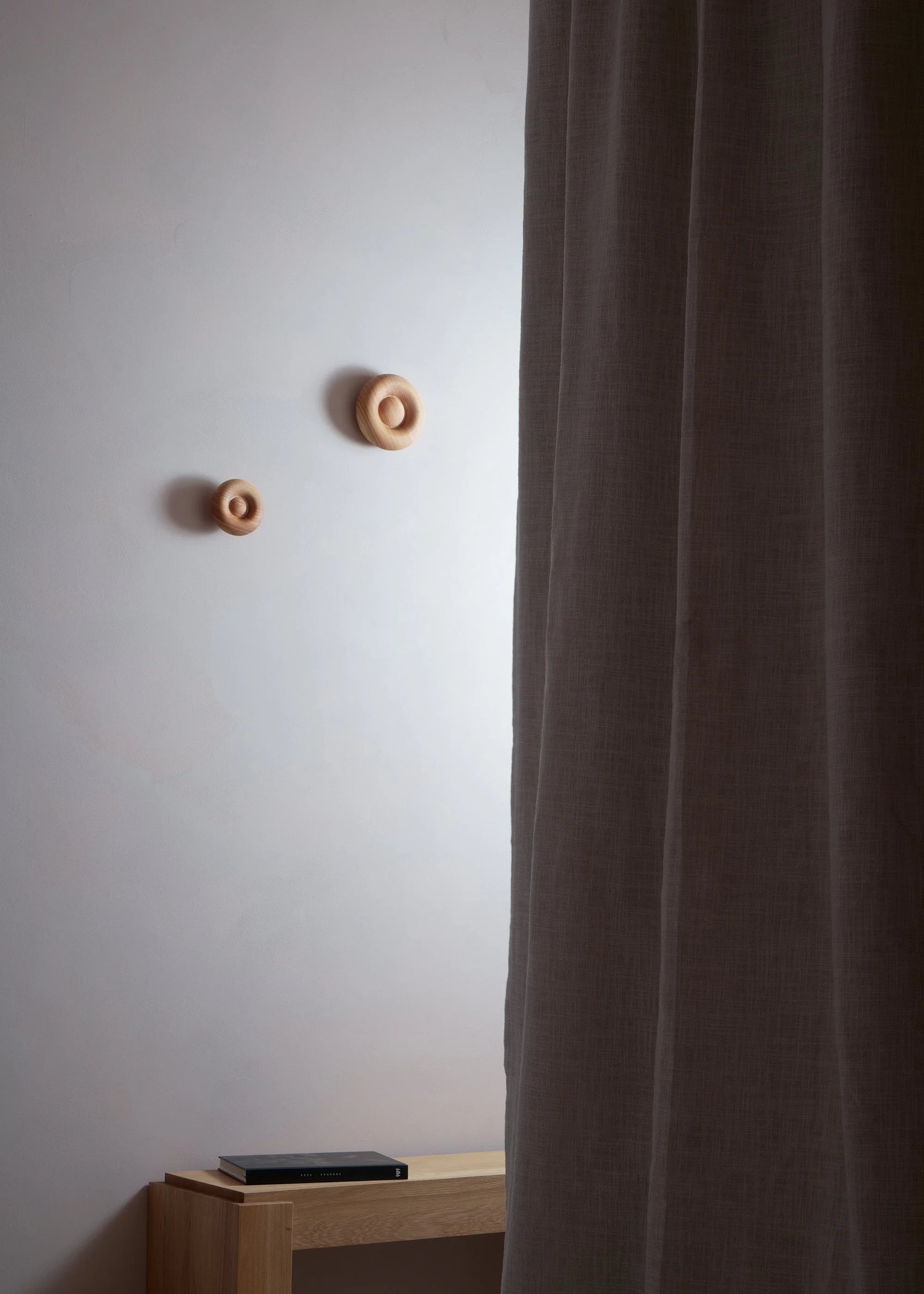 Wandkapstok BLOP notenhout