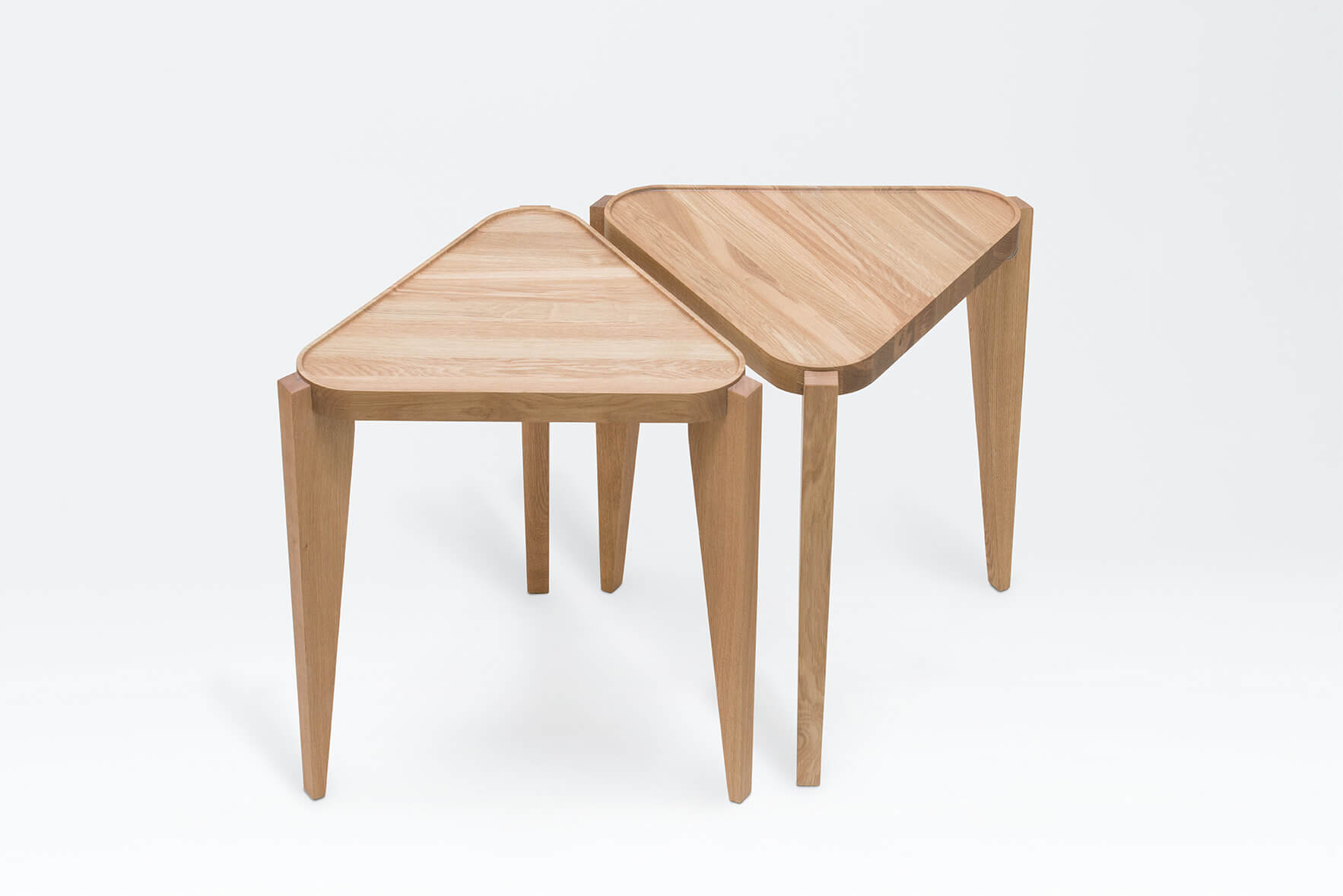 BONTRI TRIANGLE Table Oak