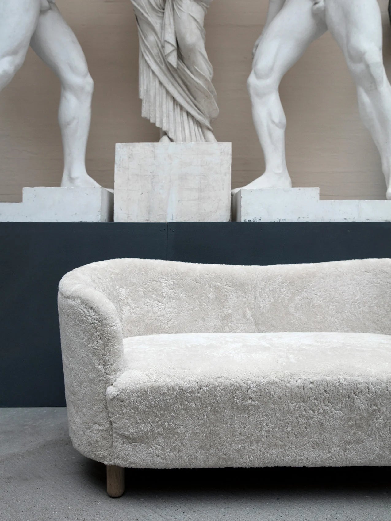 Sofa MINGLE braunes Schafsleder mit Eichenbasis