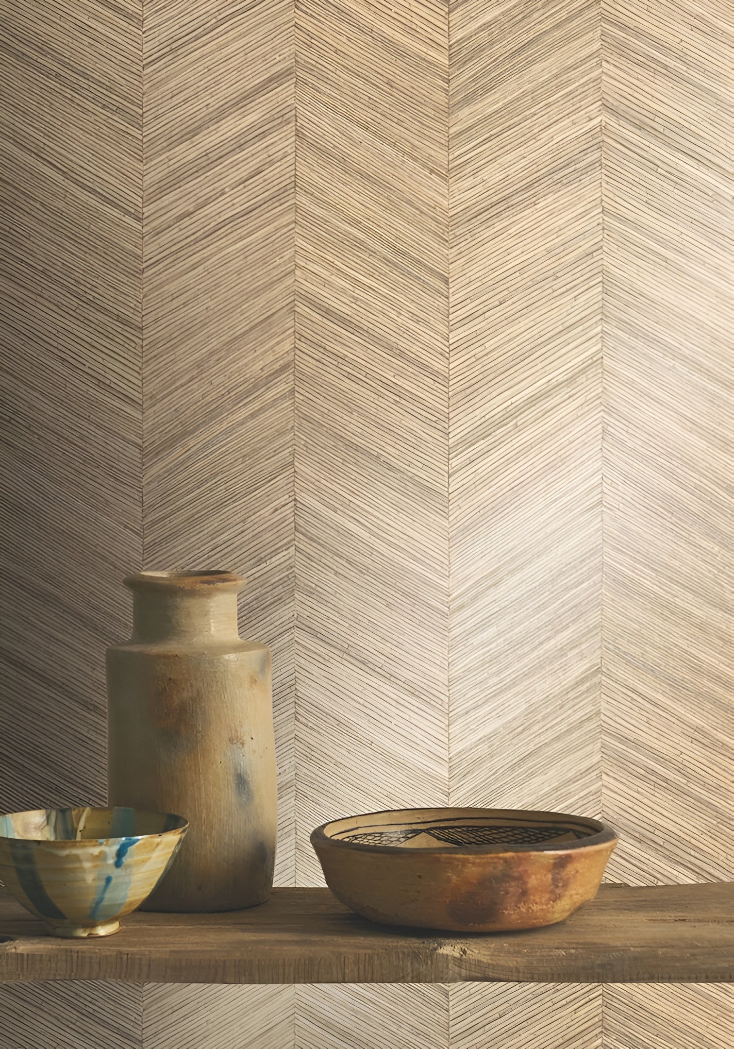 Geometric textured wallpaper mimicking wood with herringbone pattern OCOTEA - AMANDE almond