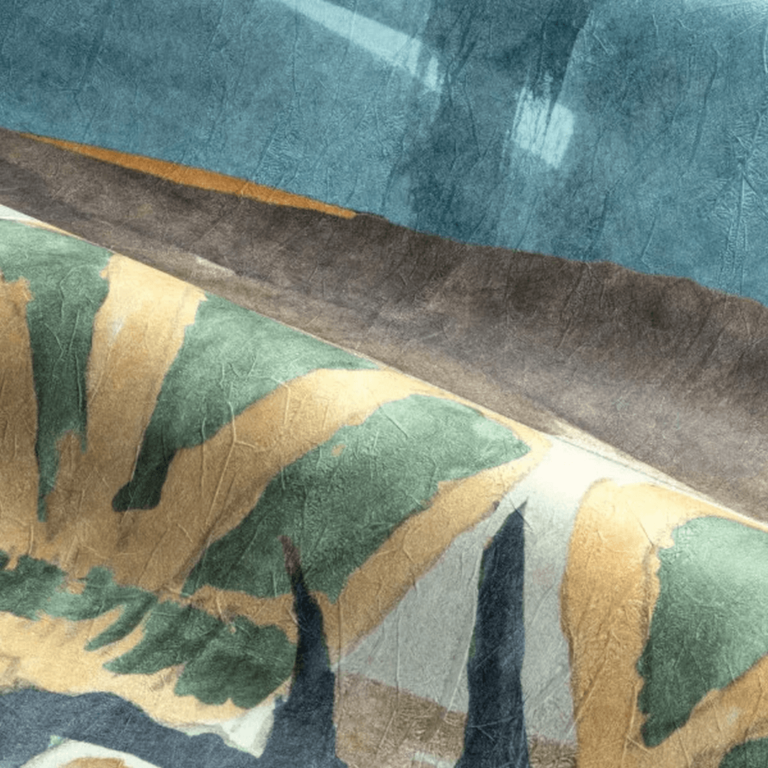 Abstrakte textile Wandgestaltung mit pflanzlichem Motiv JARDIN DANSÉ - BLEU PERSAN AMBRE blau mit Gold