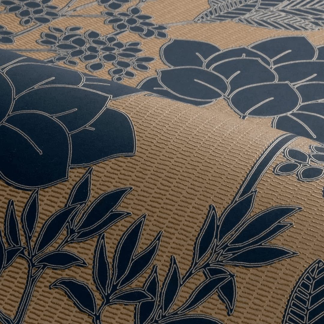Strukturierte Tapete mit pflanzlichem Muster aus Blättern und Blumen INARA - NOIR/DORÉ dunkelbeige