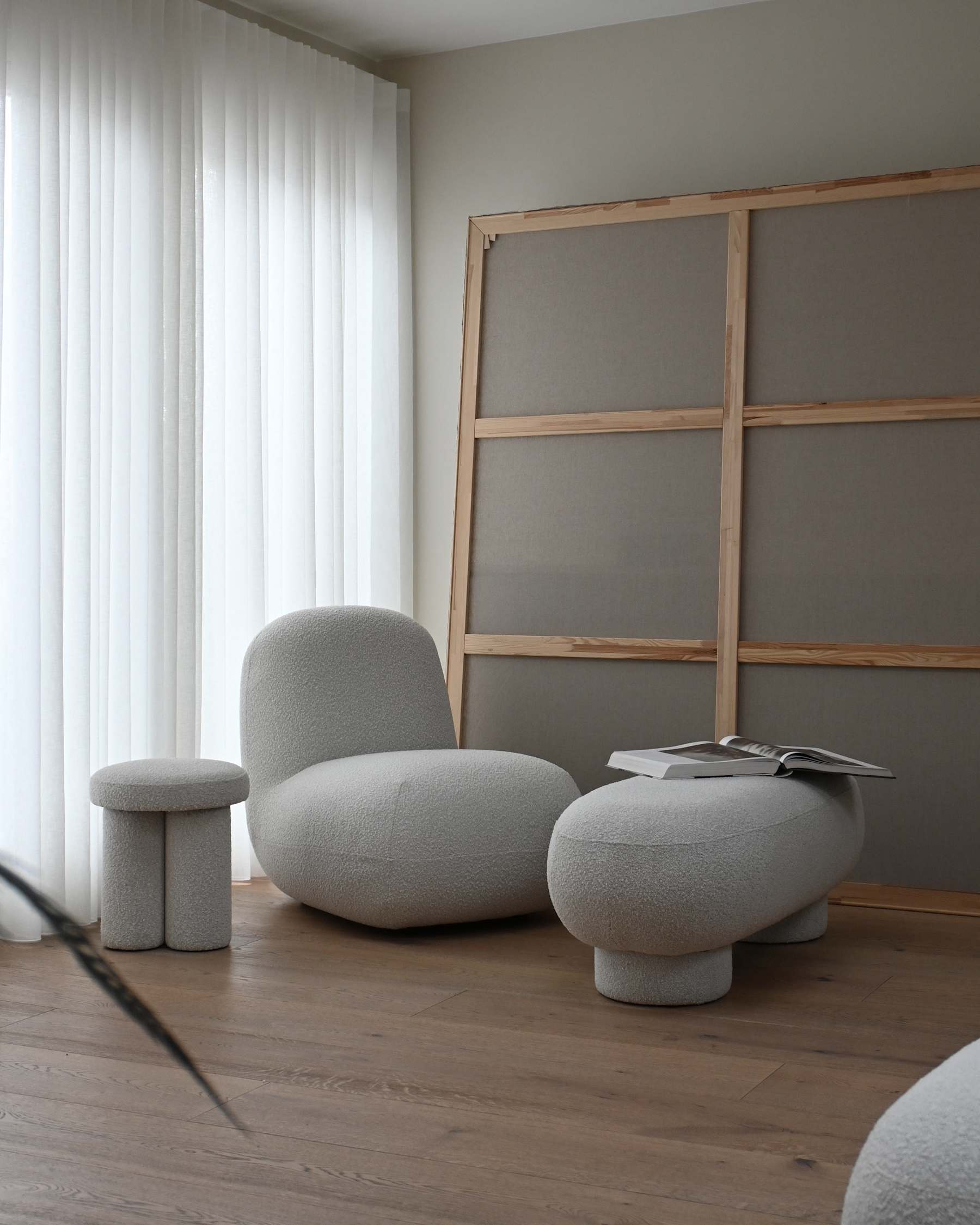Fotel bez podłokietników TOE FLAT bouclé biały do salonu – 101 Copenhagen