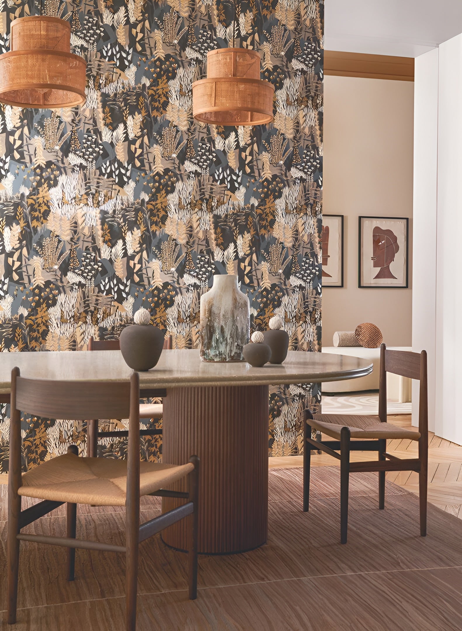 Behang met een plantmotief van bladeren en bloemen ERICA - ANTHRACITE/SABLE warm antraciet