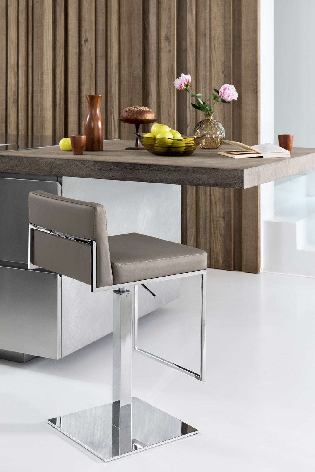 Bar stool EVEN PLUS with black seat and chrome base